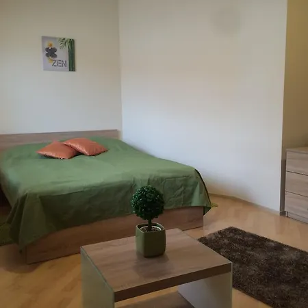 Lola Vendeghaz Apartment *